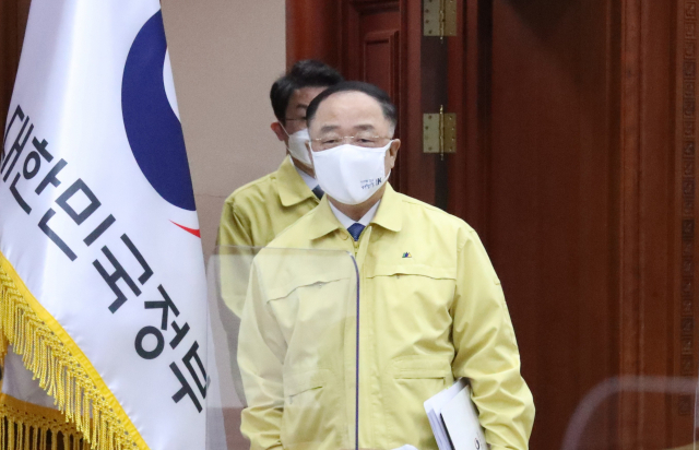 홍남기 국무총리 직무대행이 28일 정부서울청사에서 열린 코로나19 대응 중앙재난안전대책본부(중대본) 회의에 참석하고 있다. 연합뉴스
