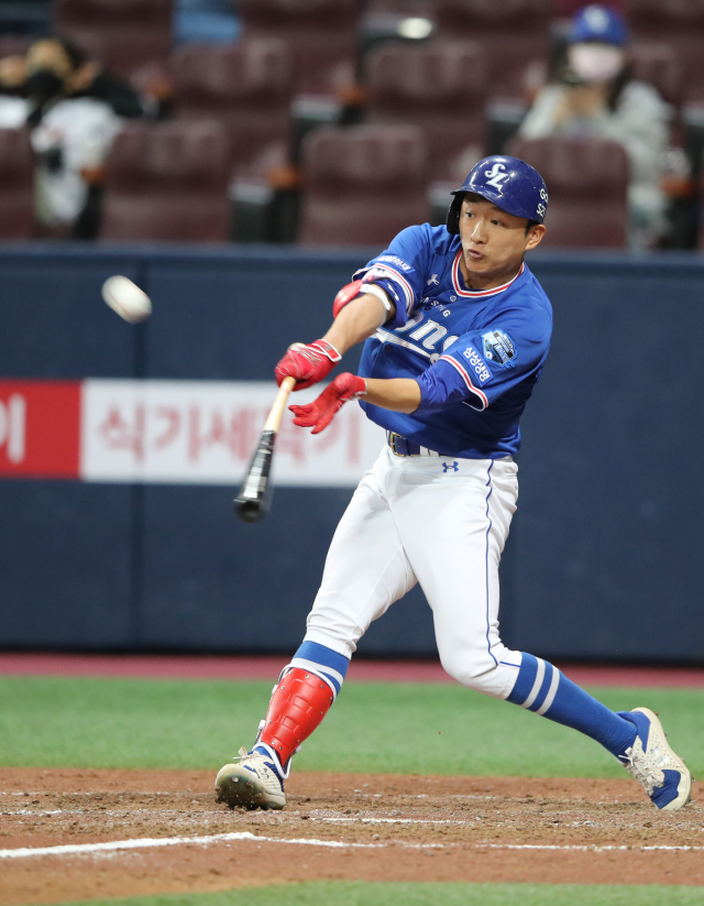 타격하고 있는 삼성라이온즈 송준석. 삼성라이온즈 제공