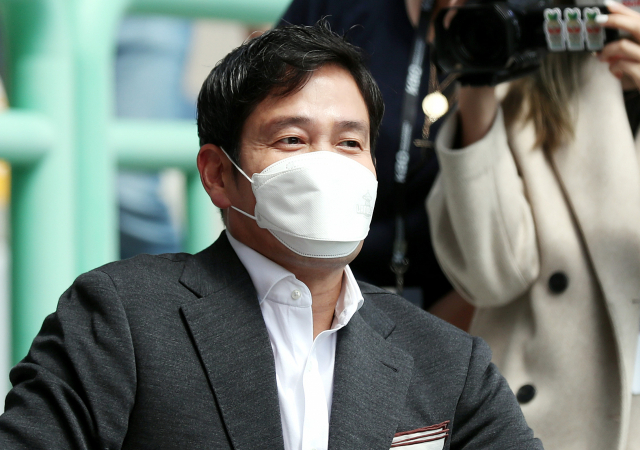 정용진 신세계그룹 부회장이 4일 인천 SSG랜더스필드에서 열린 프로야구 인천 SSG 랜더스와 부산 롯데 자이언츠의 경기를 관람하기 위해 관중석에 앉아 있다. 연합뉴스