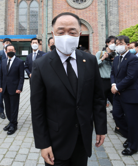 홍남기 국무총리 직무대행이 28일 오후 서울 중구 명동성당에서 정진석 추기경 조문에 앞서 귀빈실로 향하고 있다. 연합뉴스