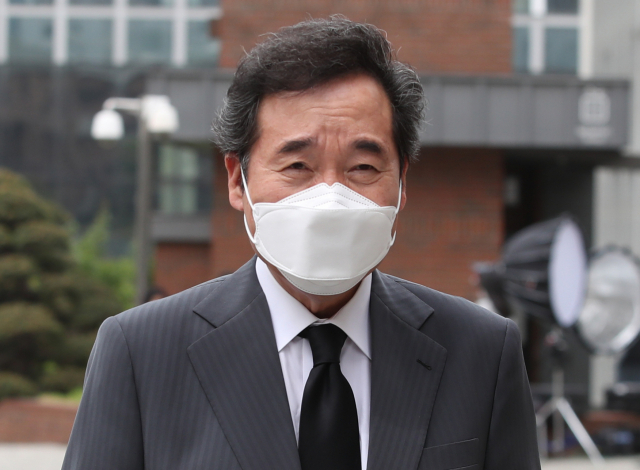 더불어민주당 이낙연 전 대표가 28일 서울 중구 명동성당에서 정진석 추기경 조문을 위해 대성전 앞으로 향하고 있다. 연합뉴스
