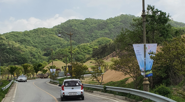 경북 성주군 성산동 고분군전시관 입구. 오른쪽 산봉우리에 성산포대가 있다. 성주군민들은 