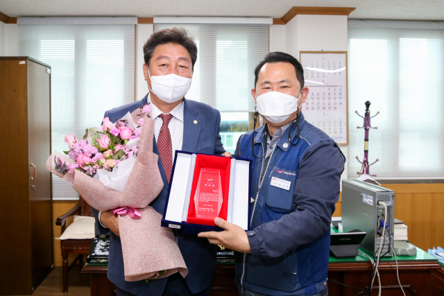 이동협(왼쪽) 경주시의원이 노조 관계자로부터 인증패와 축하떡을 전달받고 있다. 경주시의회 제공