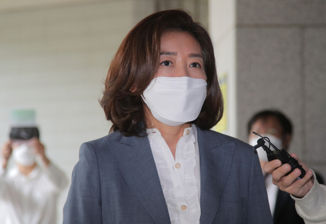 20대 국회 패스트트랙 충돌 사태로 기소된 국민의힘 나경원 전 의원이 26일 오전 서울 양천구 남부지법에서 열린 속행 공판에 출석하며 취재진 질문에 답하고 있다. 연합뉴스
