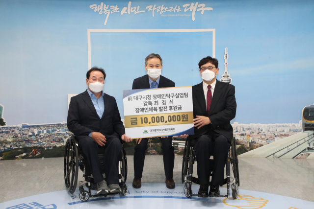 최경식 전 대구시청 장애인탁구팀 감독(오른쪽)이 29일 대구시장애인체육회를 찾아 장애인체육 발전 후원금 1천만원을 전달했다. 대구장애인체육회 제공