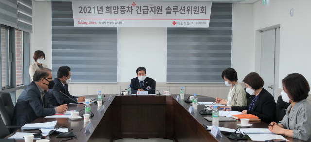 2021년 희망풍차 긴급지원 솔루션위원회 회의가 열리고 있다. 경북적십자사 제공