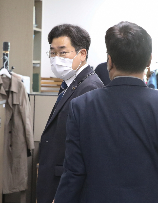 김부겸 국무총리 후보 인사청문특별위원회 더불어민주당 박찬대 간사가 28일 서울 여의도 국회 의원회관에서 국민의힘 김도읍 간사의 사무실을 방문하고 있다. 연합뉴스