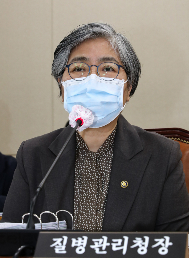 정은경 질병관리청장이 26일 서울 여의도 국회에서 열린 보건복지위원회 전체회의에서 질의에 답변하고 있다. 연합뉴스