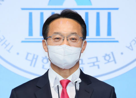 국민의힘 조해진 의원이 23일 서울 여의도 국회 소통관에서 당대표 선거 출마를 선언하고 있다. 연합뉴스
