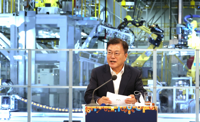 문재인 대통령이 29일 오후 광주광역시 광산구 광주글로벌모터스에서 열린 준공 기념행사에서 발언하고 있다. 연합뉴스