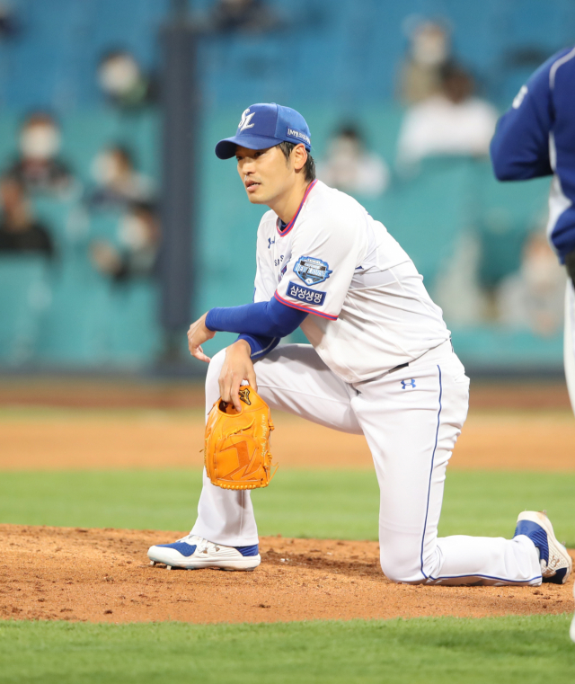 삼성라이온즈 백정현이 29일 대구삼성라이온즈파크에서 열린 NC다이노스와 3차전 경기에서 상대 타구에 발을 맞고 마운드에 주저앉아있다. 삼성라이온즈 제공
