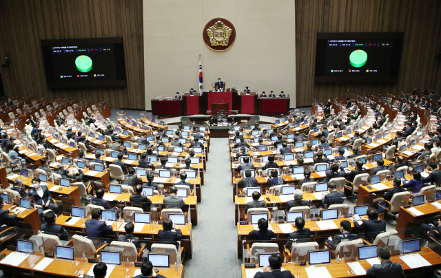 국회의원을 포함한 공직자들이 직무 관련 정보로 사익을 추구하지 못하도록 하는 공직자의 이해충돌 방지법안이 29일 국회 본회의에서 통과되고 있다. 연합뉴스