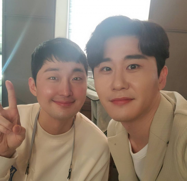 배우 이원장(왼쪽)과 가수 영탁. 이원장 인스타그램 캡쳐