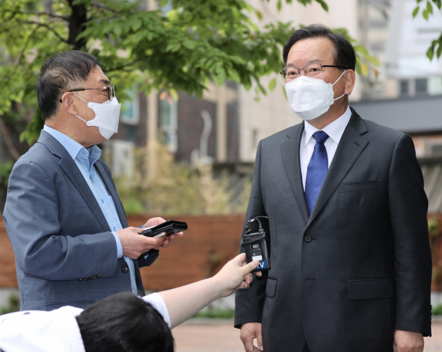 김부겸 국무총리 후보자가 30일 오전 서울시 종로구 금융감독원 연수원에 마련된 인사청문회 준비 사무실로 출근하며 취재진 질문에 답하고 있다. 연합뉴스