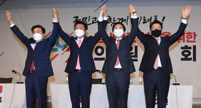 30일 오전 서울 여의도 국회도서관 대강당에서 열린 국민의힘 원내대표 선출을 위한 의원총회에서 김태흠(왼쪽부터), 유의동, 김기현, 권성동 후보가 의원들에게 인사하고 있다. 연합뉴스