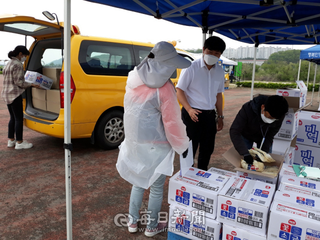 지난달 29일 경북 안동시 강변 분수대 인근 광자에서 (사)안동자원봉사센터 내 경북노인맞춤돌봄서비스광역지원기관이 인근 지역 노인맞춤돌봄서비스사업 기관 관계자들에게 어버이날을 맞아 어르신들께 나눠줄 선물을 나눠주고 있다. 안동자원봉사센터 제공