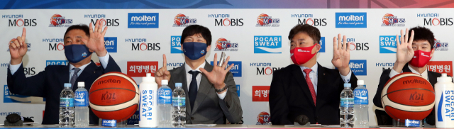 30일 오후 서울 강남구 KBL센터에서 열린 2020-2021 프로농구 챔피언결정전 미디어데이에서 전주 KCC 전창진 감독(왼쪽부터), 이정현, 안양 KGC인삼공사 김승기 감독, 전성현이 예상 경기수를 손가락으로 들어 보이고 있다. 연합뉴스