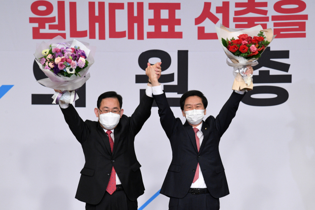 30일 오전 서울 여의도 국회도서관 대강당에서 열린 국민의힘 원내대표 선출을 위한 의원총회에서 신임 원내대표에 선출된 김기현 의원(오른쪽)이 전임 주호영 원내대표와 기념촬영을 하고 있다. 연합뉴스
