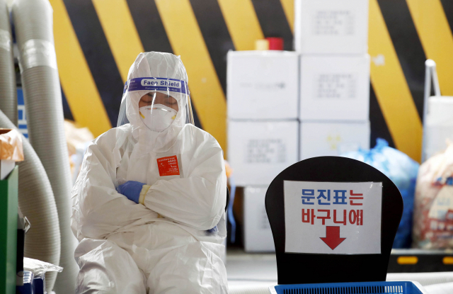 27일 오후 광주 북구선별진료소에서 의료진이 코로나19 검체를 채취하던 도중 잠시 쉬고 있다. 연합뉴스