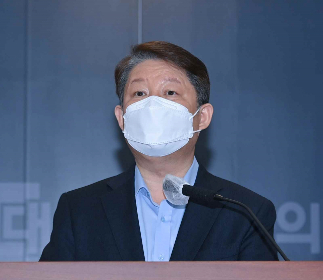 권영진 대구시장이 30일 오전 대구상공회의소에서 열린 대구상의 창립 115주년 기념식에서 축사를 하고 있다. 권 시장은 이날 문재인 대통령이 이재용 삼성전자 부회장에 대해 사면권을 행사할 것을 제안했다.