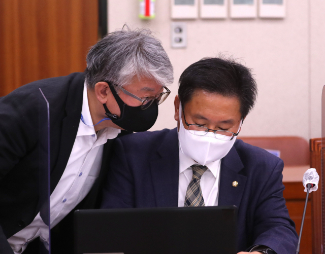 27일 서울 여의도 국회에서 열린 국토교통위원회 전체회의에서 더불어민주당 조응천 간사(왼쪽)와 국민의힘 이헌승 간사가 대화하고 있다. 연합뉴스