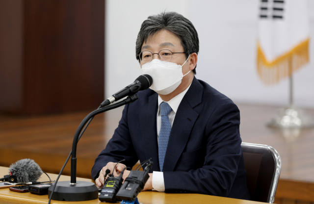 유승민 전 국민의힘 의원이 30일 오후 대구 수성구 국민의힘 대구시당에서 기자간담회를 하고 있다. 김영진 기자 kyjmaeil@imaeil.com