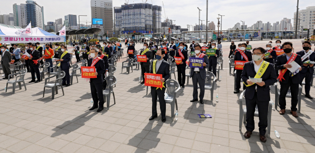 지난달 30일 오후 대구 동대구역 광장에서 열린 대구경북 신공항 특별법 제정 촉구대회에서 통합신공항 대구시민 추진단과 시민들이 대구경북 신공항 특별법 제정을 촉구하고 있다. 김영진 기자 kyjmaeil@imaeil.com