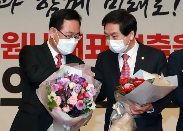 30일 서울 여의도 국회도서관 대강당에서 열린 국민의힘 원내대표 선출을 위한 의원총회에서 신임 원내대표에 선출된 김기현 의원(오른쪽)이 전임 주호영 원내대표로부터 축하받고 있다. 연합뉴스