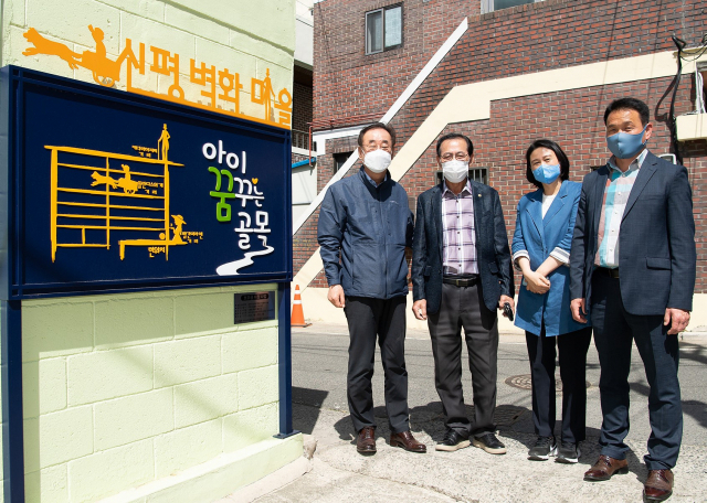장세용(왼쪽) 구미시장을 비롯한 주요 인사들이 구미 신평2동에서