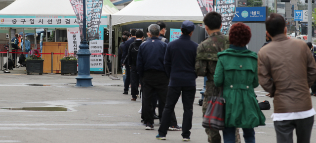국내 신종 코로나바이러스 감염증(코로나19) 확산세가 거센 가운데 지난달 29일 오전 검사 시작 전부터 검사를 받기 위해 줄을 선 서울역 임시선별검사소 모습. 연합뉴스