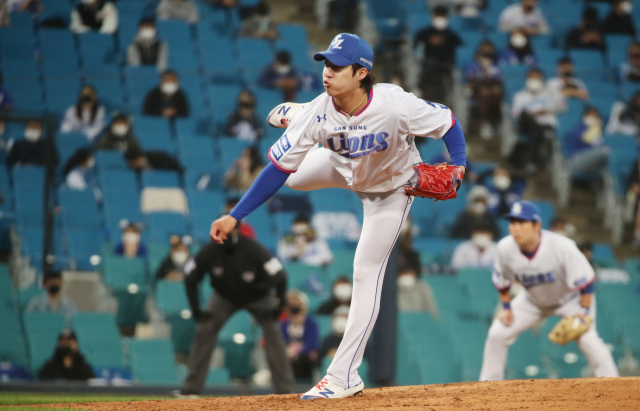 30일 대구 삼성라이온즈파크에서 열린 KBO리그 삼성 라이온즈와 LG 트윈스의 경기. 7회 초 삼성 선발투수 원태인이 역투하고 있다. 연합뉴스