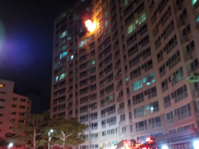 1일 오전 2시 7분쯤 대구 수성구 매호동의 한 아파트 15층집에서 불이 났다는 신고가 접수됐다. 대구소방안전본부 제공