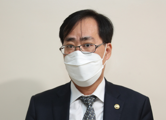 신임 해양수산부 장관에 내정된 박준영 현 차관이 업무를 보고 있다. 연합뉴스