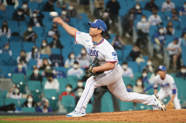 30일 대구 삼성라이온즈파크에서 열린 KBO리그 삼성 라이온즈와 LG 트윈스의 경기. 9회 초 삼성 마무리투수 오승환이 역투하고 있다. 연합뉴스