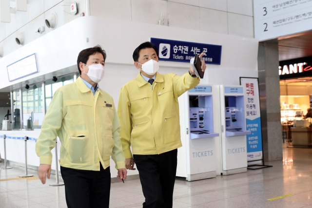 황성규 국토교통부 제2차관이 30일 서울역을 방문해 신종 코로나바이러스 감염증(코로나19) 방역 상황을 점검하고 있다. 연합뉴스