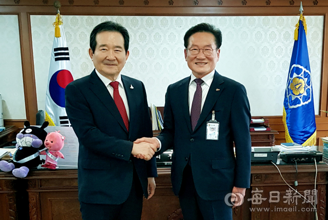 최기문 영천시장이 지난해 5월 정세균 국무총리를 만나 대구도시철도 1호선 영천 연장을 비롯한 지역 현안사업에 대한 지원을 요청한 후 악수를 나누고 있다. 매일신문DB