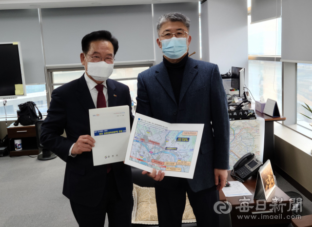 최기문 영천시장은 지난해 12월 최기주 대도시권 광역교통위원장을 만나 대구도시철도 1호선 영천 연장사업의 제4차 국가철도망 구축계획(안) 반영을 건의했다. 매일신문DB