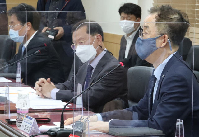 김순은 자치분권위원장(가운데)과 김사열 국가균형발전위원장(오른쪽)이 27일 정부서울청사에서 열린 
