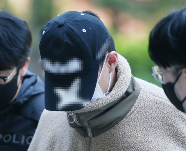 30대 누나를 살해하고 시신을 유기한 혐의를 받는 20대 남동생 A씨가 2일 오후 구속 전 피의자 심문(영장실질심사)을 받기 위해 인천시 미추홀구 인천지방법원으로 들어서고 있다. A씨는 지난해 12월 인천 한 아파트에서 누나 B씨를 흉기로 여러 차례 찔러 살해한 뒤 인천시 강화군 삼산면 석모도 한 농수로에 유기한 혐의를 받고 있다. 연합뉴스