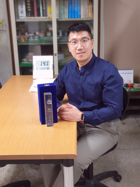 제42회 근로자 가요제에서 대상을 수상한 권재호 한독금속 과장.