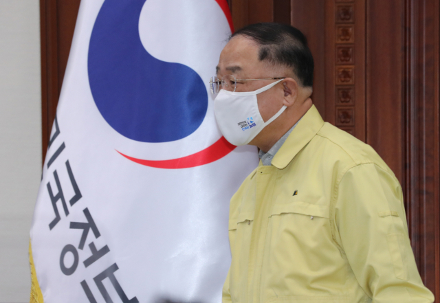 홍남기 국무총리 직무대행이 2일 정부서울청사에서 열린 코로나19 대응 중앙재난안전대책본부(중대본) 회의에 참석하고 있다. 연합뉴스