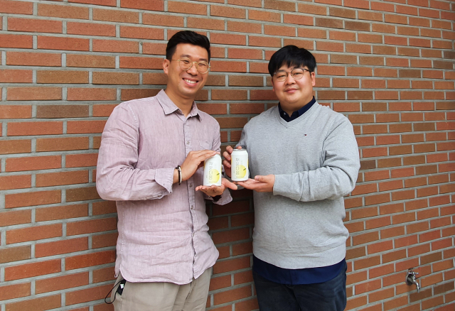 비네스트의 김용훈(왼쪽), 오민택 공동대표가 자사의 제품 