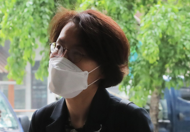 임혜숙 과학기술정보통신부 장관 후보자가 28일 오전 서울 광화문 우체국에 마련된 후보자 사무실로 출근하고 있다. 연합뉴스