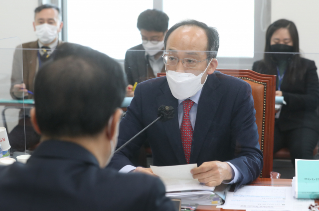 22일 국회 예결위원회에서 열린 2021년도제1회추경예산안등조정소위원회에서 국민의힘 추경호 간사가 인사말하고 있다. 연합뉴스