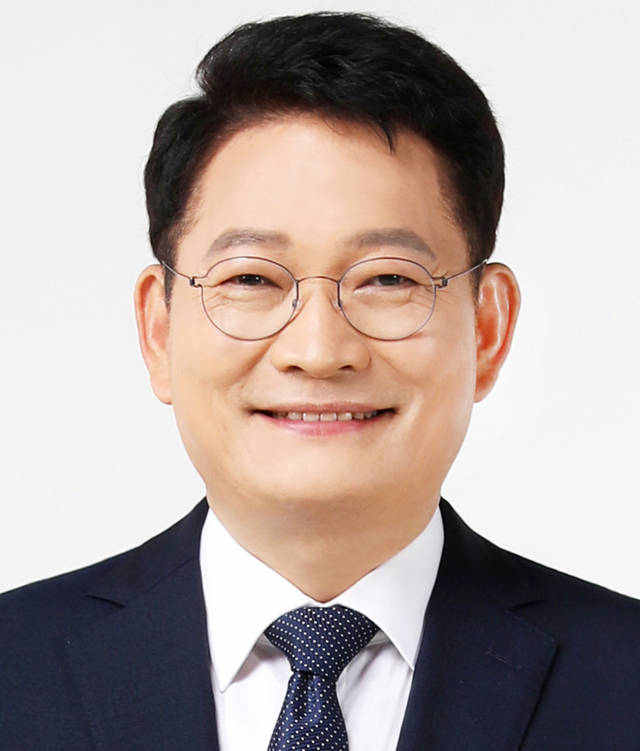 더불어민주당은 2일 서울 여의도 중앙당사에서 열린 임시전국대의원대회에서 송영길 의원을 새 대표로 선출했다. 연합뉴스