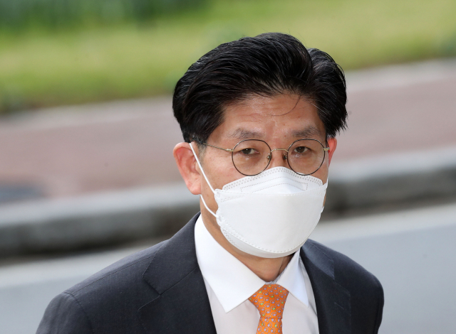 노형욱 국토교통부 장관 후보자가 30일 오전 정부과천청사 서울지방국토관리청에 마련된 인사청문회 준비 사무실로 출근하고 있다. 연합뉴스