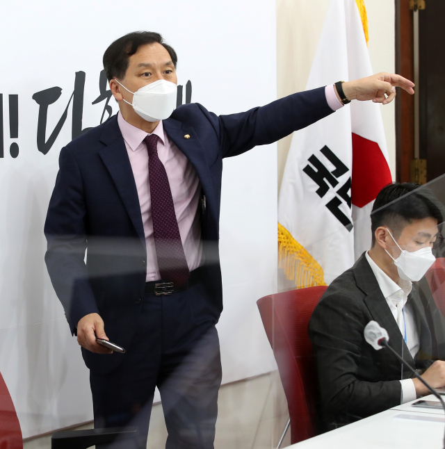 국민의힘 김기현 새 원내대표가 2일 서울 여의도 국회에서 열린 출입기자단 간담회에서 당직자들을 소개하고 있다. 연합뉴스