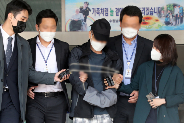 광명·시흥 신도시 사업부서에서 근무하며 얻은 미공개 정보를 이용해 토지를 매입한 혐의로 구속된 현직 한국토지주택공사(LH) 직원 K씨가 지난달 21일 오후 경기도 수원남부경찰서 유치장을 나와 검찰로 송치되고 있다. 연합뉴스