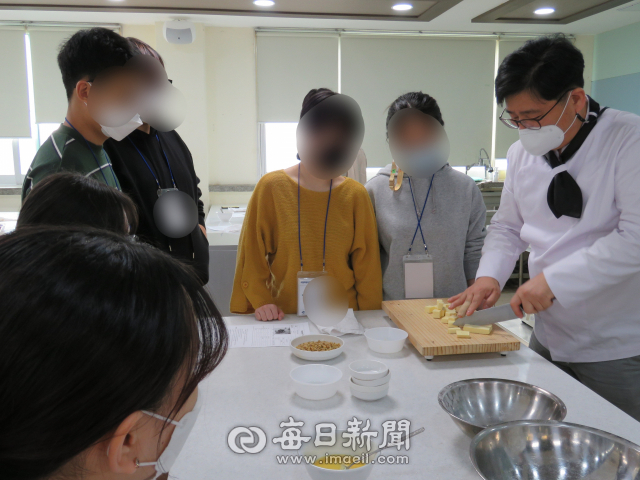 경북 청소년진흥센터 꿈드림에서 추진하고 있는 인턴십 프로그램의 일환으로 학생들이 제과제빵체험을 하고 있는 모습. 꿈드림 제공