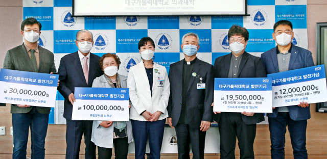 지난달 29일 대구가톨릭대에서 열린 의과대학 발전기금 기부자 감사행사에서 참석자들이 기념촬영을 하고 있다.왼쪽부터 김문철 에스포항병원 대표병원장, 규림장학회 최창규 씨, 박복림 씨, 김숙영 의과대학장, 노광수 대구가톨릭대 의료원장, 임상혁 신＆속내과의원 원장, 청안장학회 구현희 씨. 대구가톨릭대 제공